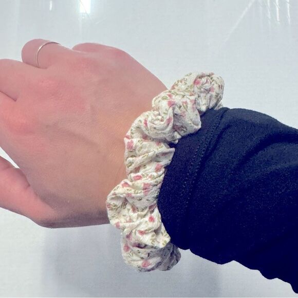Floral Scrunchie Hair Tie - Picture 1 of 2
